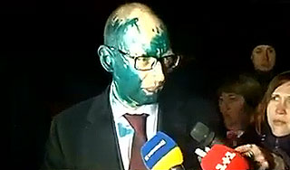 Яценюка облили зеленкой в больнице Яценюка облили зеленкой в больнице