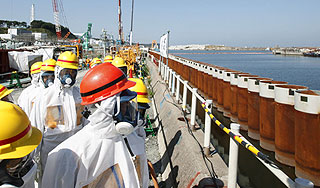 Из Фукусимы утекло 100 т радиоактивной воды Из Фукусимы утекло 100 т радиоактивной воды