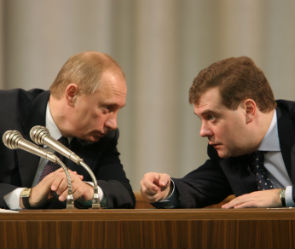 Путин поручил Медведеву спасать Украину Путин поручил Медведеву спасать Украину