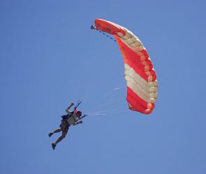 Парашютистка упала с 800-метровой высоты Парашютистка упала с 800-метровой высоты