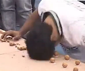 Пакистанец расколол головой 155 орехов Пакистанец расколол головой 155 орехов