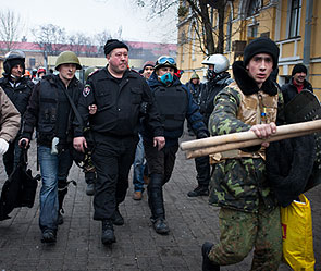 В Донецке активисты Майдана устроили драку В Донецке активисты Майдана устроили драку