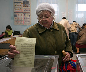 В Крыму активно голосуют на референдуме В Крыму активно голосуют на референдуме