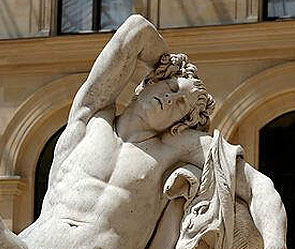 Студент разбил статую в музее ради фото Студент разбил статую в музее ради фото