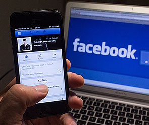 Facebook научилась узнавать людей Facebook научилась узнавать людей