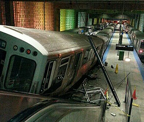 В Чикаго поезд метро врезался в эскалатор В Чикаго поезд метро врезался в эскалатор