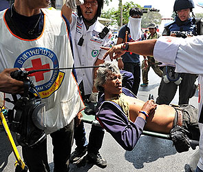 В Таиланде автобус сорвался в пропасть В Таиланде автобус сорвался в пропасть