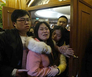 Родные пассажиров Boeing устроили драку Родные пассажиров Boeing устроили драку