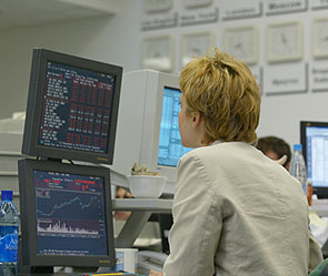 Рубль усиливает рост к доллару и евро Рубль усиливает рост к доллару и евро