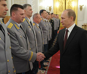 Путин похвалил российских военных в Крыму Путин похвалил российских военных в Крыму