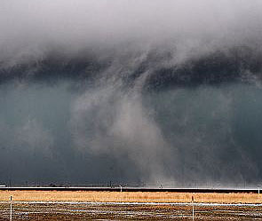 Калифорния пережила смерч и землетрясение Калифорния пережила смерч и землетрясение