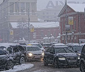 Снегопад парализовал движение в Москве Снегопад парализовал движение в Москве