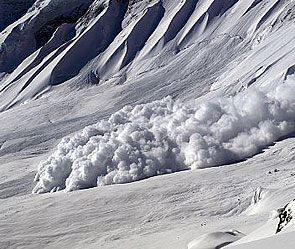 Лыжник вытащил друга из-под лавины в горах Лыжник вытащил друга из-под лавины в горах
