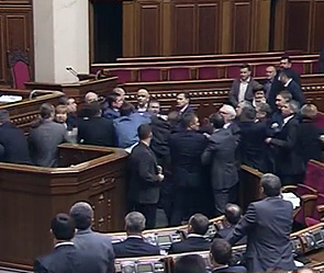 Украинские депутаты подрались в Раде Украинские депутаты подрались в Раде