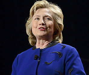 В Хиллари Клинтон бросили туфлю В Хиллари Клинтон бросили туфлю