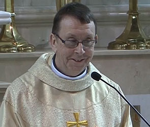 Священник шокировал пением на свадьбе Священник шокировал пением на свадьбе