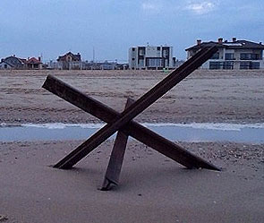 На пляжах Одессы стоят противотанковые ежи На пляжах Одессы стоят противотанковые ежи