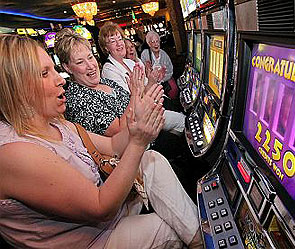 Автоматы по ошибке выдали 10 млн евро Автоматы по ошибке выдали 10 млн евро