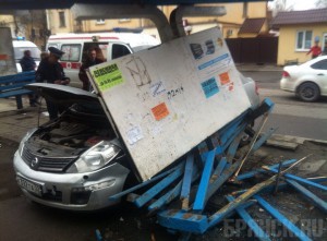 В Брянске иномарка снесла остановку