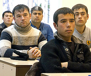 Мигрантов обязали сдавать русский язык Мигрантов обязали сдавать русский язык