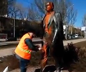 Памятник Кобзону осквернили в Донецке Памятник Кобзону осквернили в Донецке