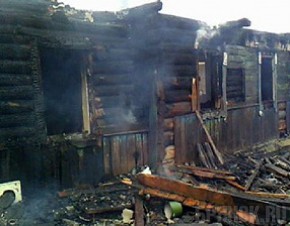 Пожар тушили три часа, сгорели двое