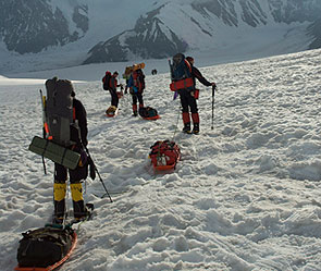 Лавина на Эвересте убила альпинистов Лавина на Эвересте убила альпинистов