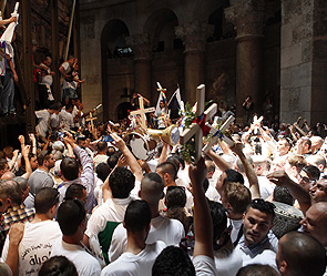 Верующие ждут схождения Благодатного огня Верующие ждут схождения Благодатного огня