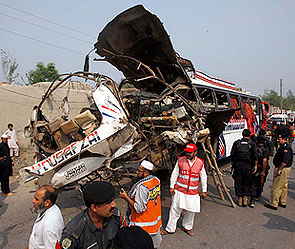 В Пакистане трактор протаранил автобус В Пакистане трактор протаранил автобус