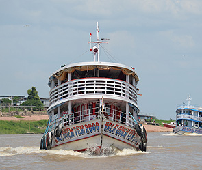 На Амазонке затонул корабль с россиянами На Амазонке затонул корабль с россиянами