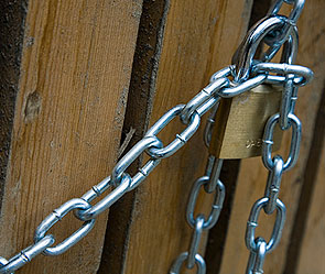 Родители держали своих детей на цепи Родители держали своих детей на цепи