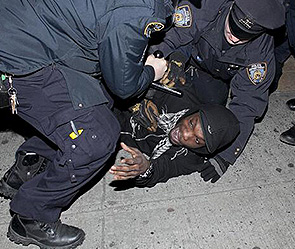 Жители Нью-Йорка скомпрометировали полицию Жители Нью-Йорка скомпрометировали полицию