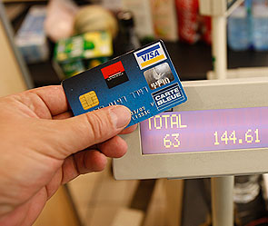 Visa перестала обслуживать два банка Visa перестала обслуживать два банка