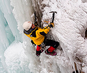 Упавший в расщелину альпинист выжил Упавший в расщелину альпинист выжил