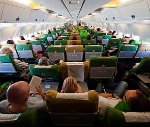 Пьяный петербуржец избил бортпроводников Пьяный петербуржец избил бортпроводников