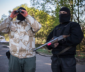 Активисты освободили двоих спецназовцев СБУ Активисты освободили двоих спецназовцев СБУ