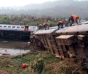 Пассажирский поезд сошел с рельсов в Индии Пассажирский поезд сошел с рельсов в Индии
