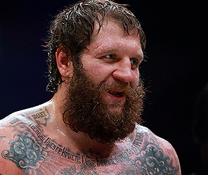 Александр Емельяненко снес фонарный столб Александр Емельяненко снес фонарный столб