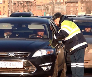 Нарушительница ПДД избила полицейского Нарушительница ПДД избила полицейского