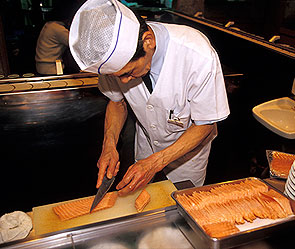 Повар-сушист с ножами дал отпор грабителям Повар-сушист с ножами дал отпор грабителям