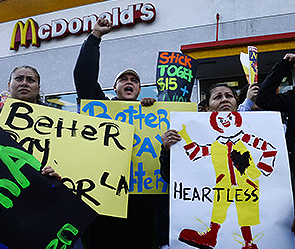 Работники фастфуда требуют больше денег Работники фастфуда требуют больше денег