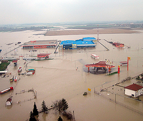 Россия спасает Сербию от потопа Россия спасает Сербию от потопа