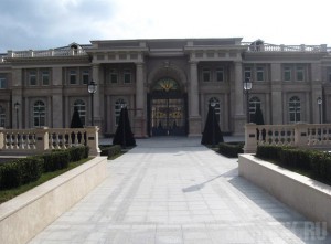 СМИ: Дворец Путина могли строить за счет сделок с медоборудованием