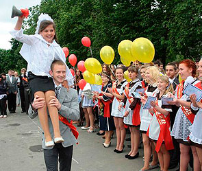 Выпускники России отметят последний звонок Выпускники России отметят последний звонок