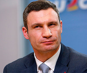 Кличко предложил военным деньги Кличко предложил военным деньги