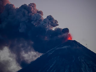 Камчатский вулкан выбросил столб пепла Камчатский вулкан выбросил столб пепла