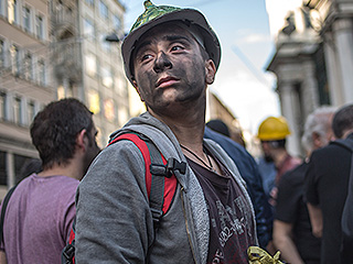 Шахтеры поднимаются против Киева Шахтеры поднимаются против Киева