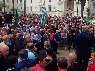 В Абхазии штурмуют администрацию Анкваба В Абхазии штурмуют администрацию Анкваба