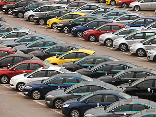 Частным лицам россияне доверяют больше Частным лицам россияне доверяют больше