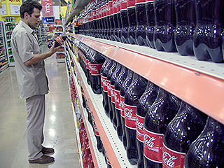 Россияне требуют отказаться от Coca-Cola Россияне требуют отказаться от Coca-Cola